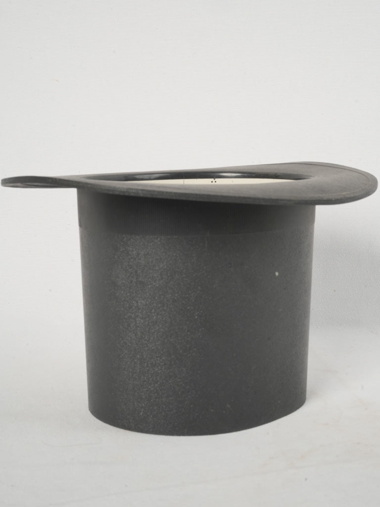 Sophisticated collapsible opera hat