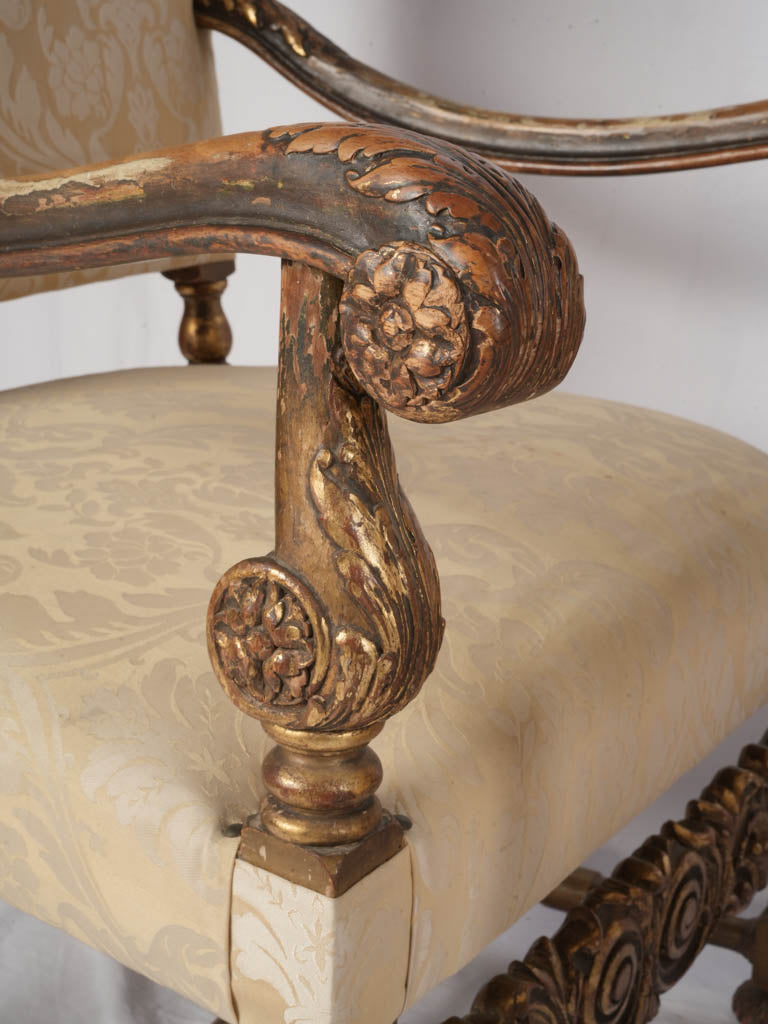 Graceful, wide-seated armchairs  