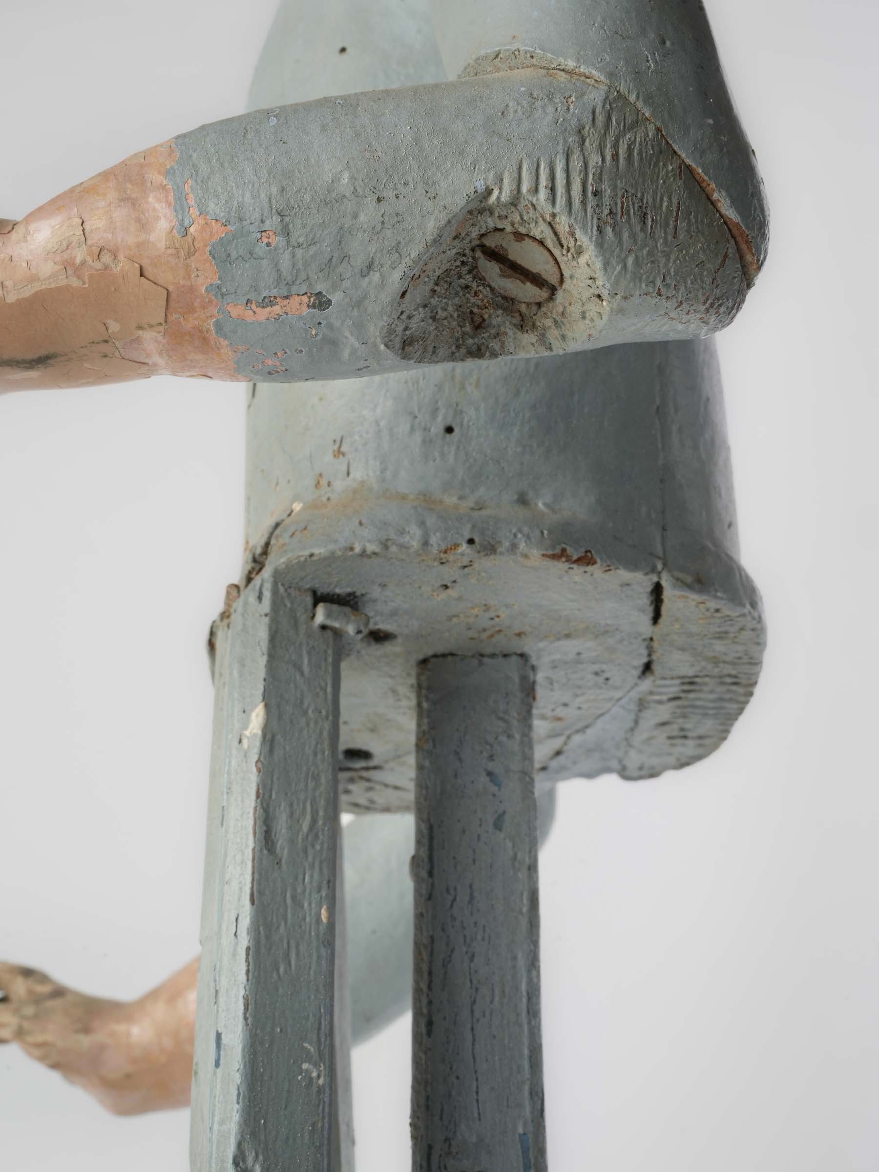 Simplified sculptural Spanish figure