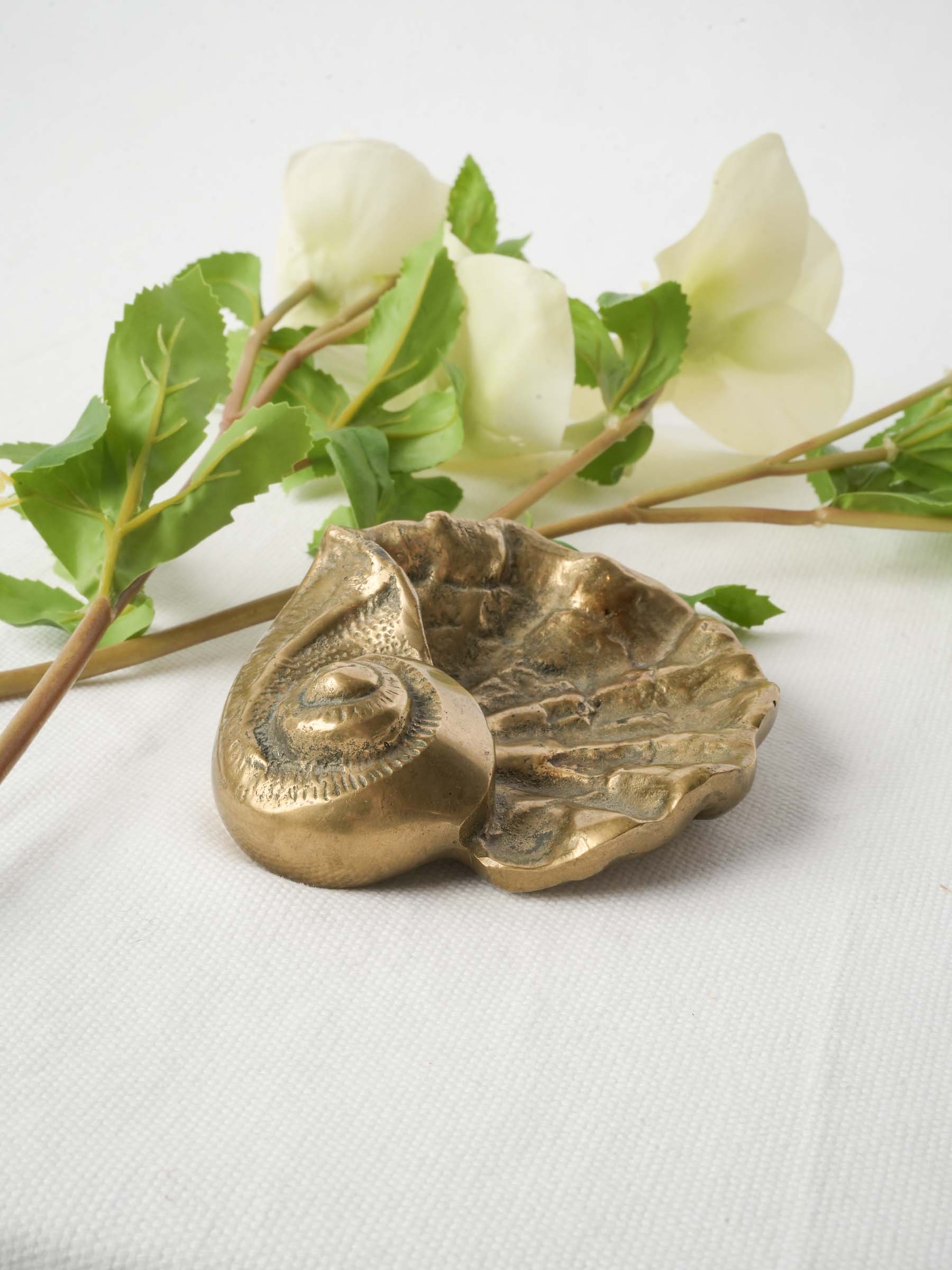 Elegant sculptural decorative catchall