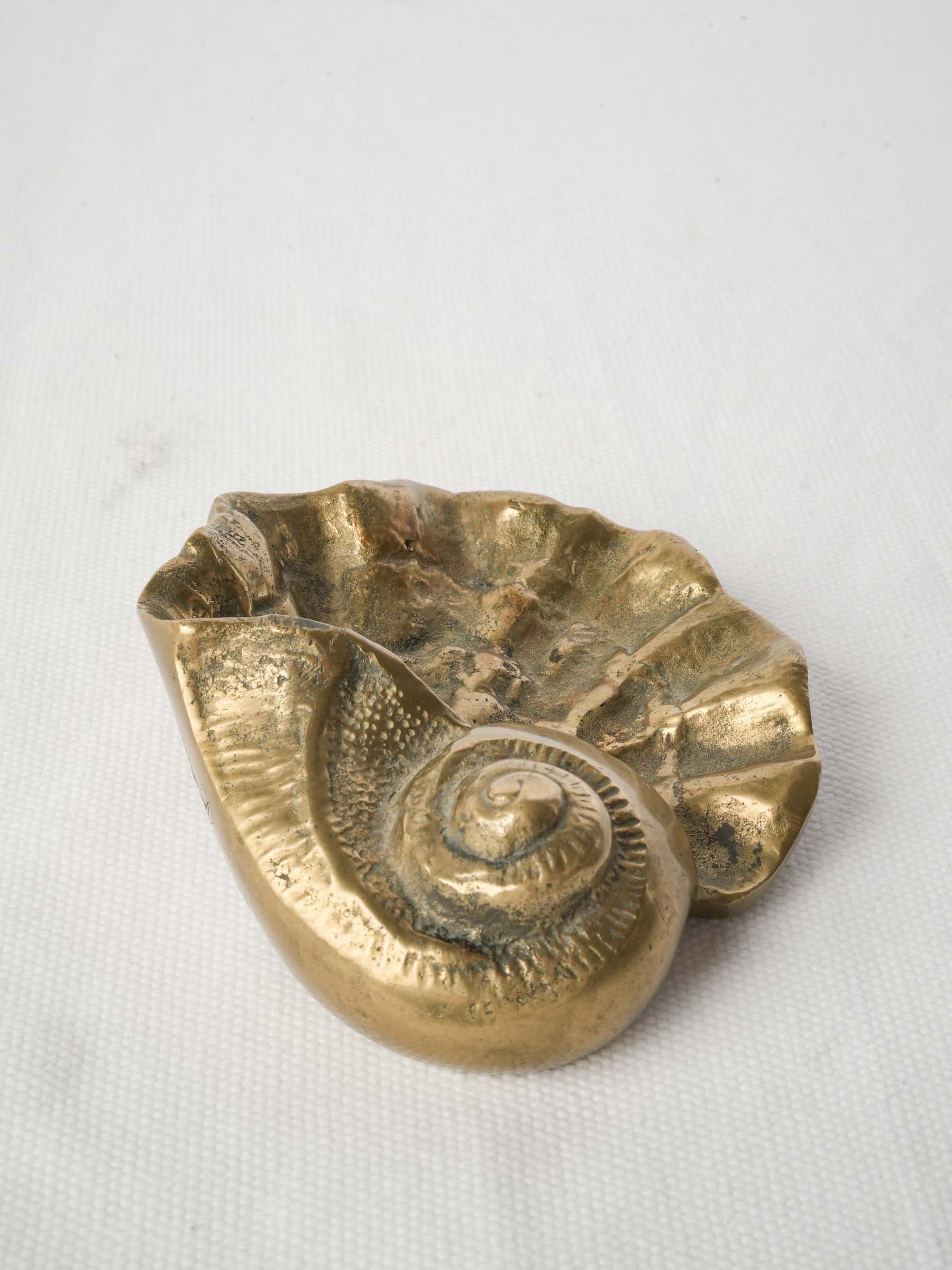 Unique undulating edge trinket holder