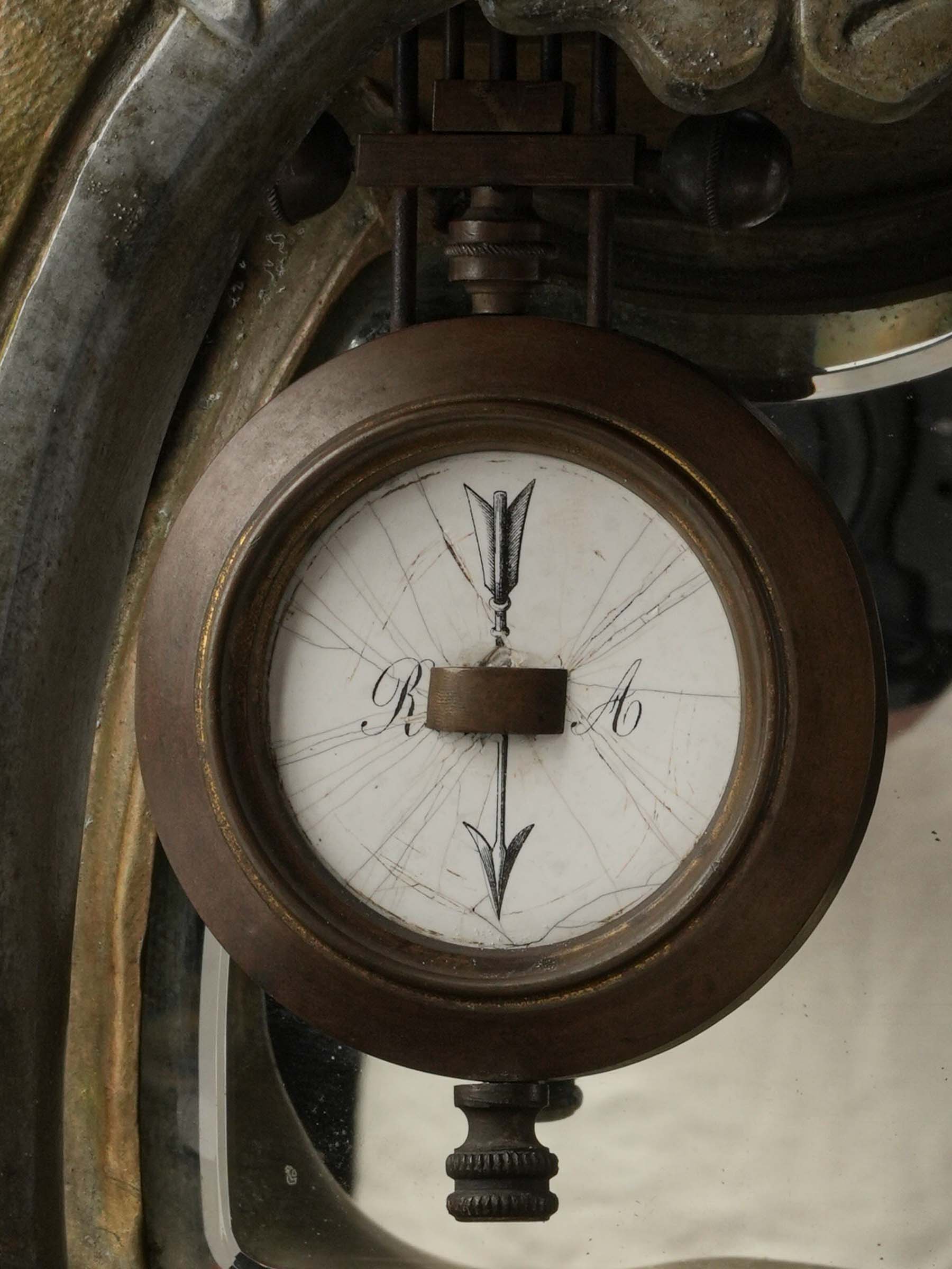 Dynamic sculptural presence clock set  