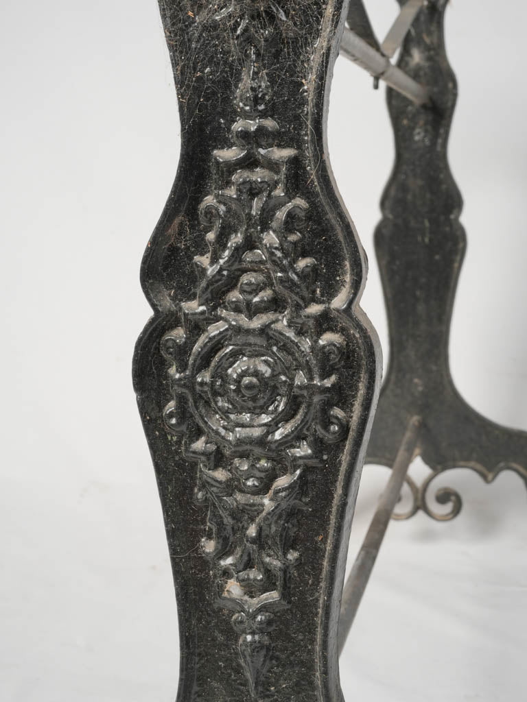 Stylish, antique-look iron table base
