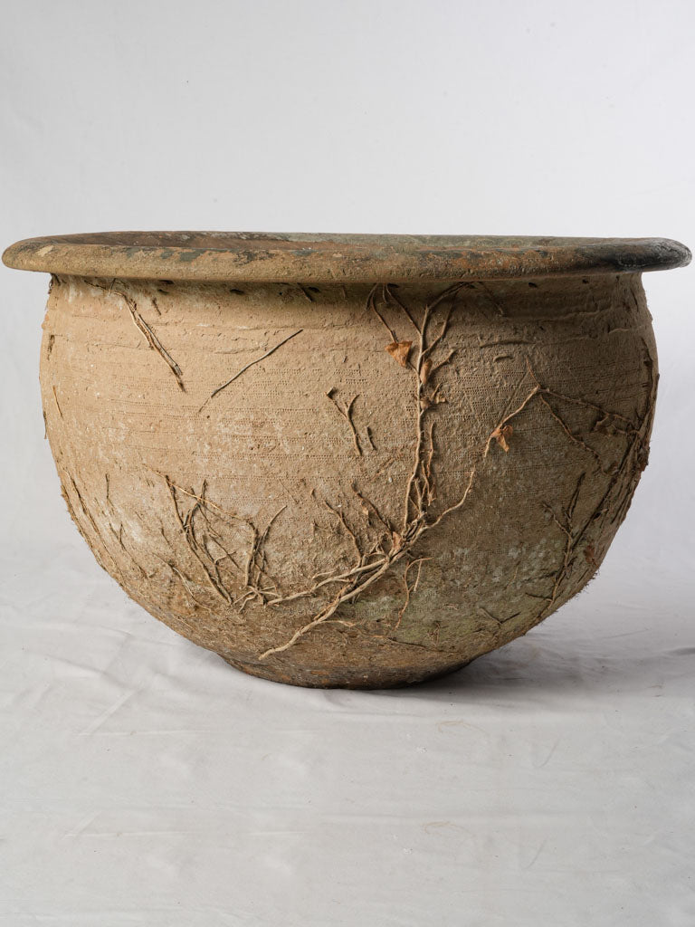 Whip-patterned rustic ceramic basin