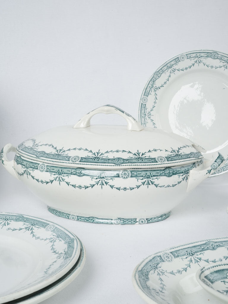 Delicate 19th-century Faïence dinnerware ensemble