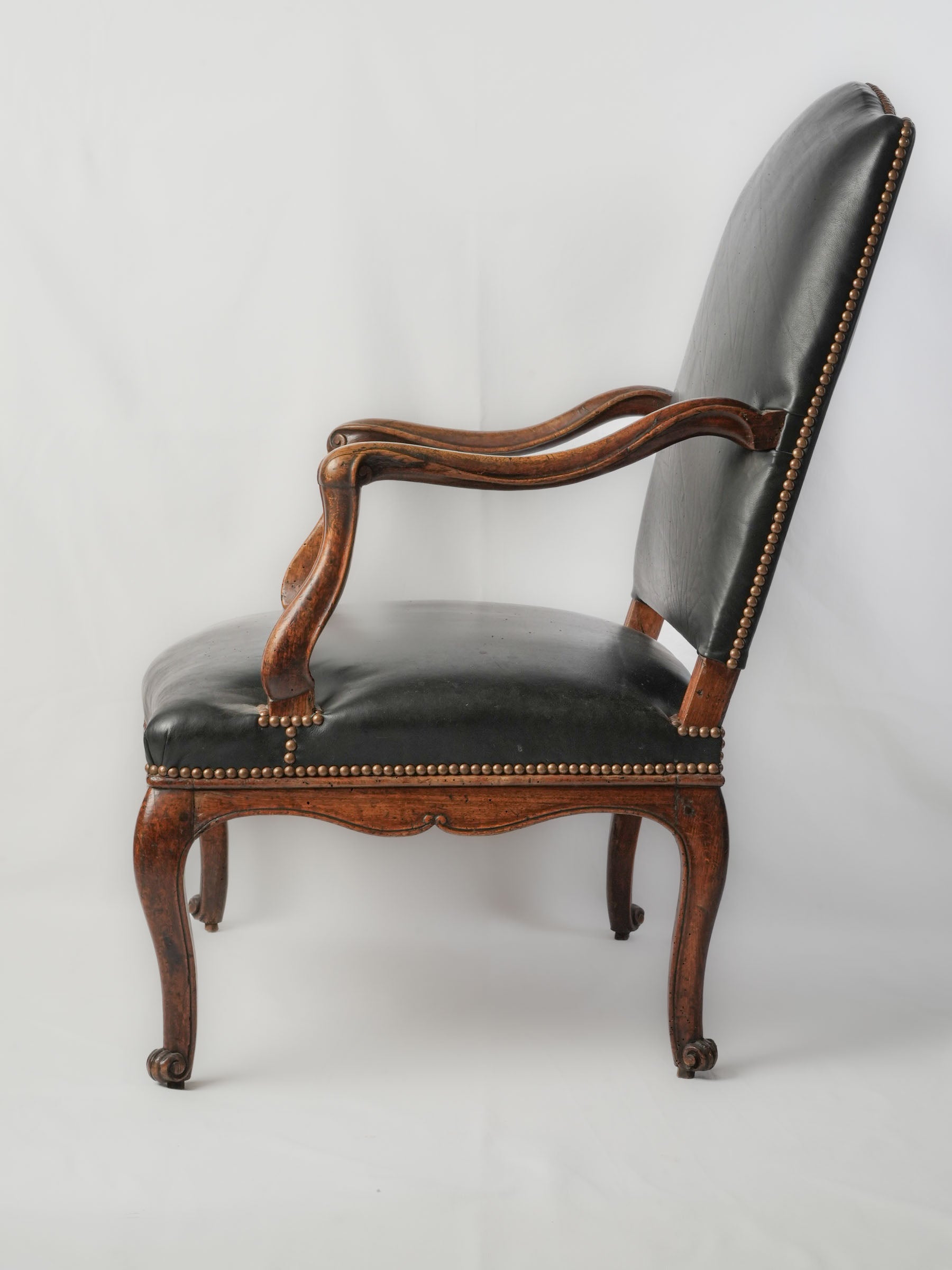 Elegant mid-18th century armchair