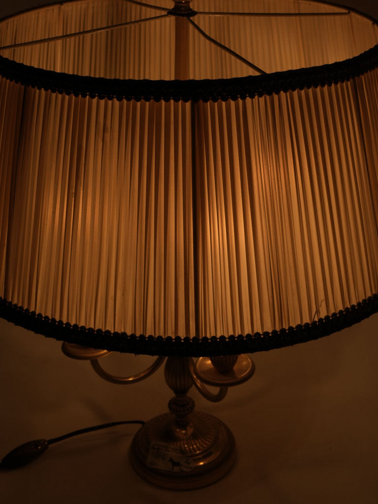 Charming 20th century French bouillotte elegant lamp