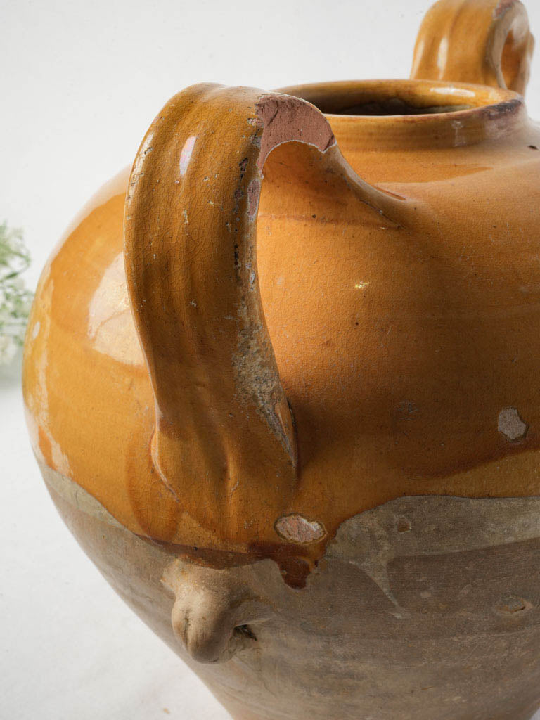 Traditional integrated spout cache-pot  