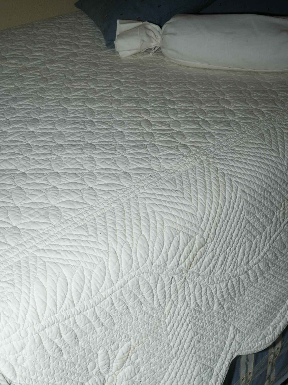 White Provençal Boutis Quilt with Floral Motifs Single Bed Size 86½" x 58"