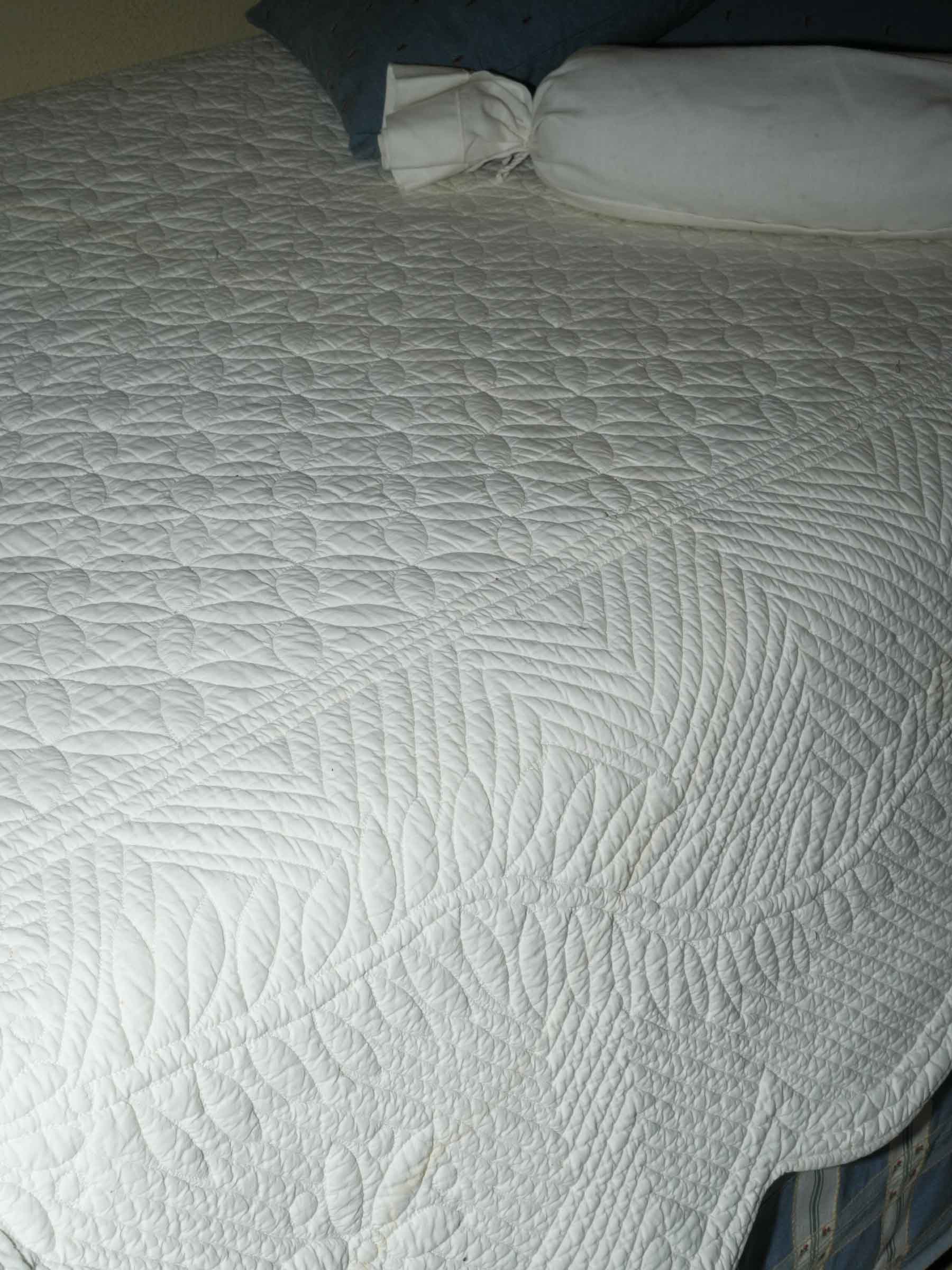 Provençal White Boutis Quilt with Scalloped Edge Single Size - 86½" x 58"
