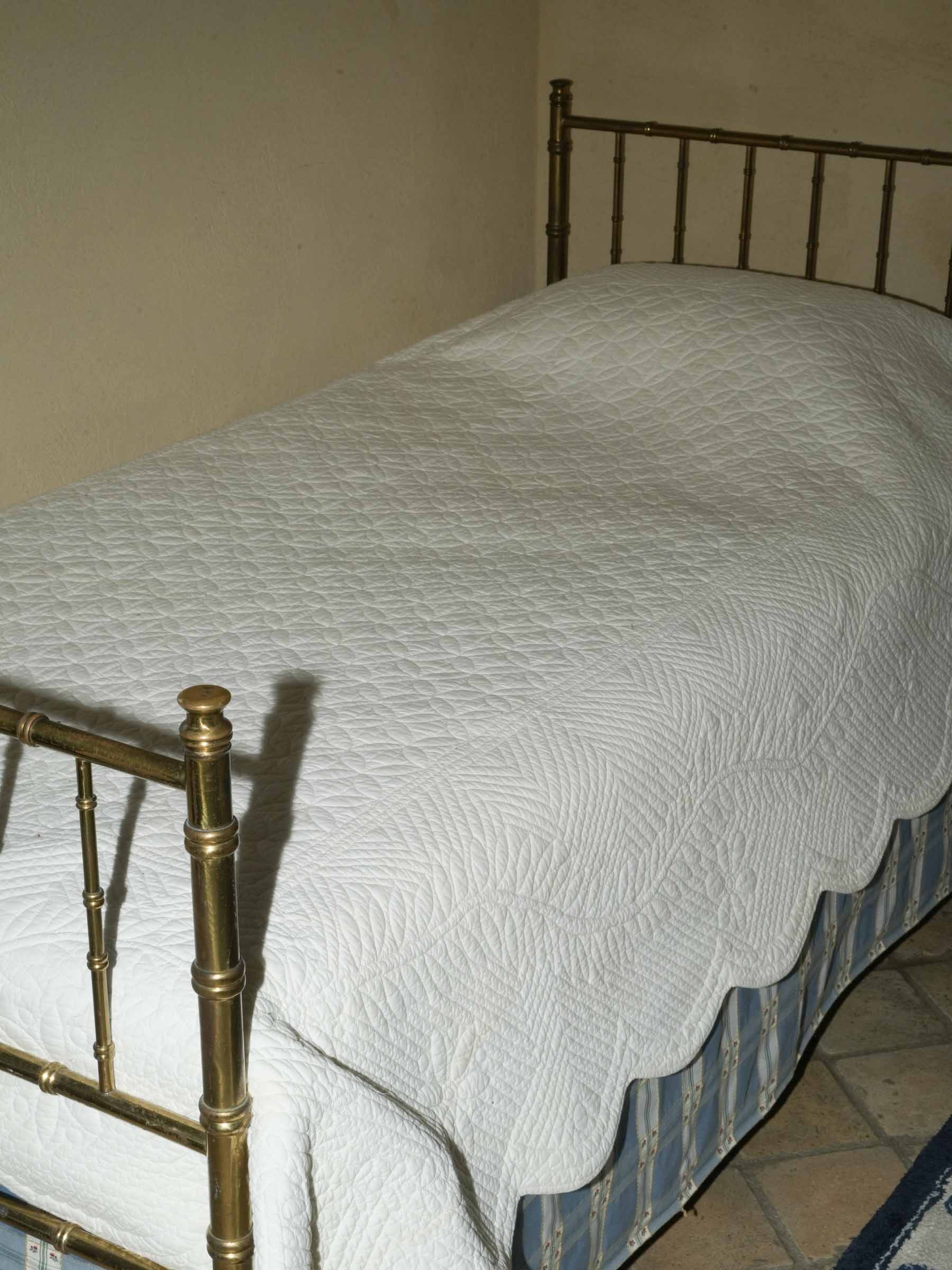 Provençal White Boutis Quilt with Scalloped Edge Single Size - 86½" x 58"