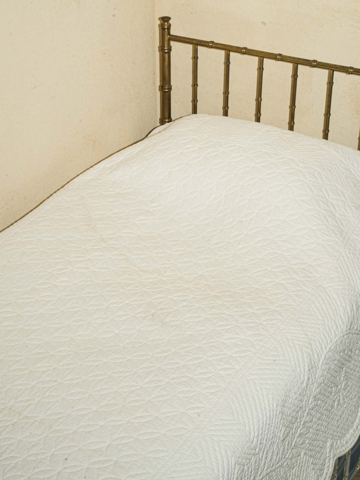 Provençal White Boutis Quilt with Scalloped Edge Single Size - 86½" x 58"