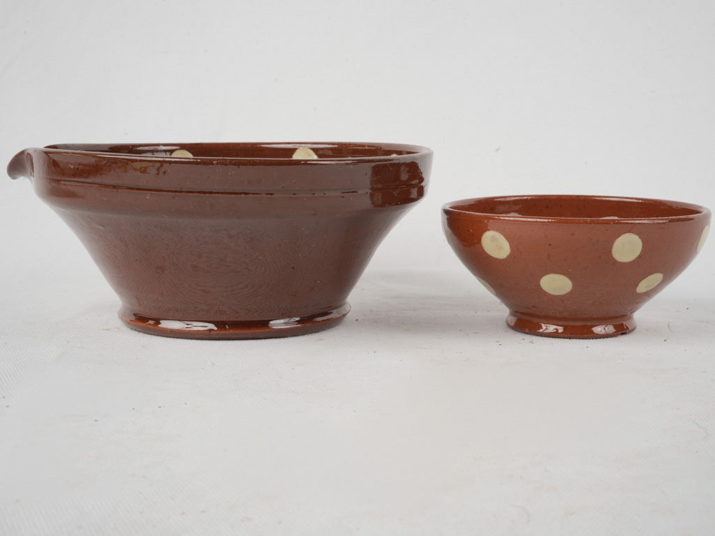 Beige glazed decorative dishware
