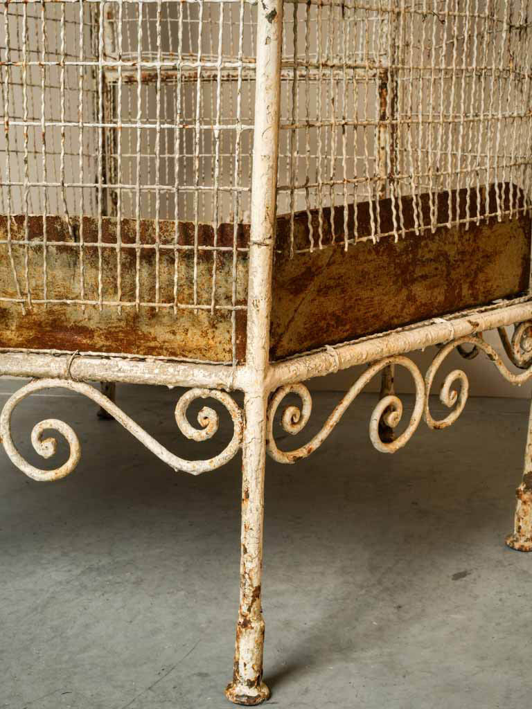 Temperamental yet functional aviary