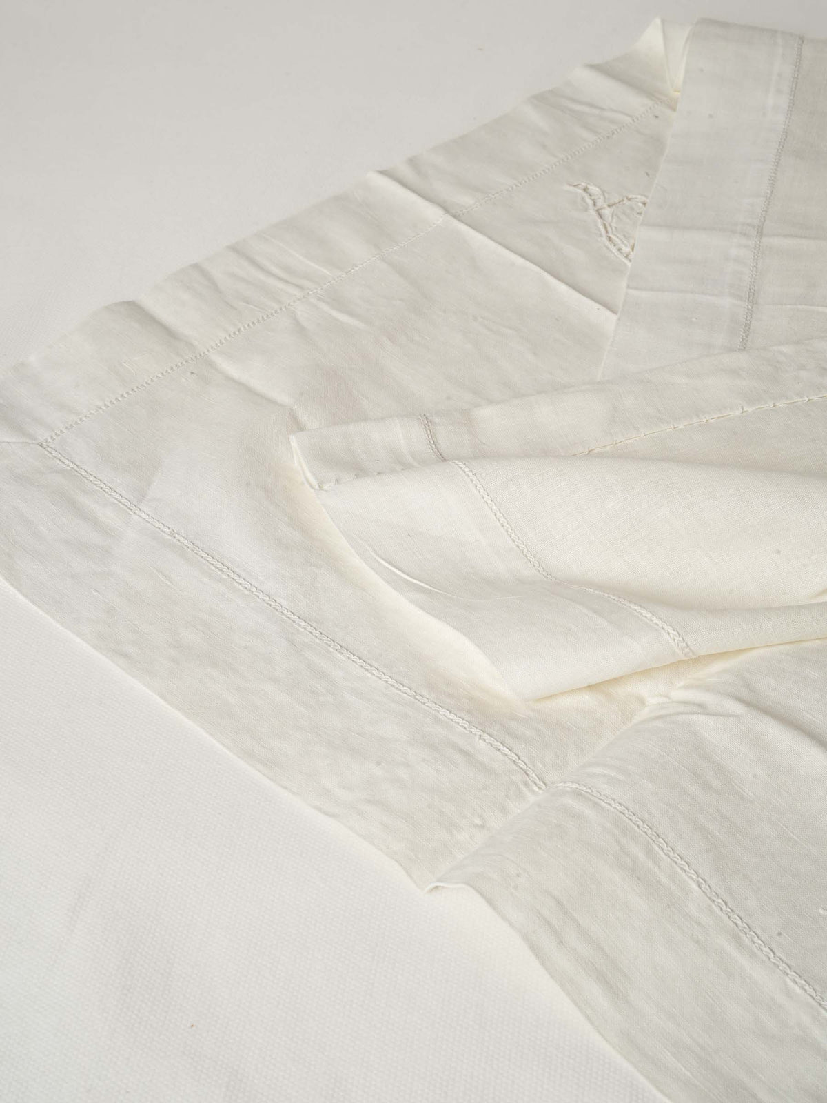 Vintage French Curtain w/ pretty Embroidery - White 46¾" x 22½"