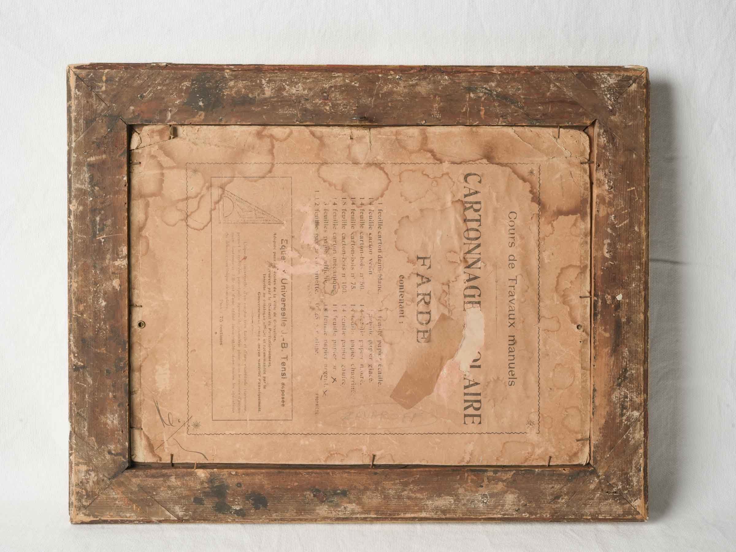 Textured vintage-style wall décor