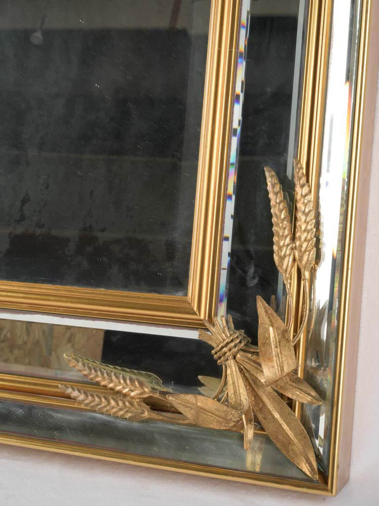 Luminous 1970s mirror with accents.