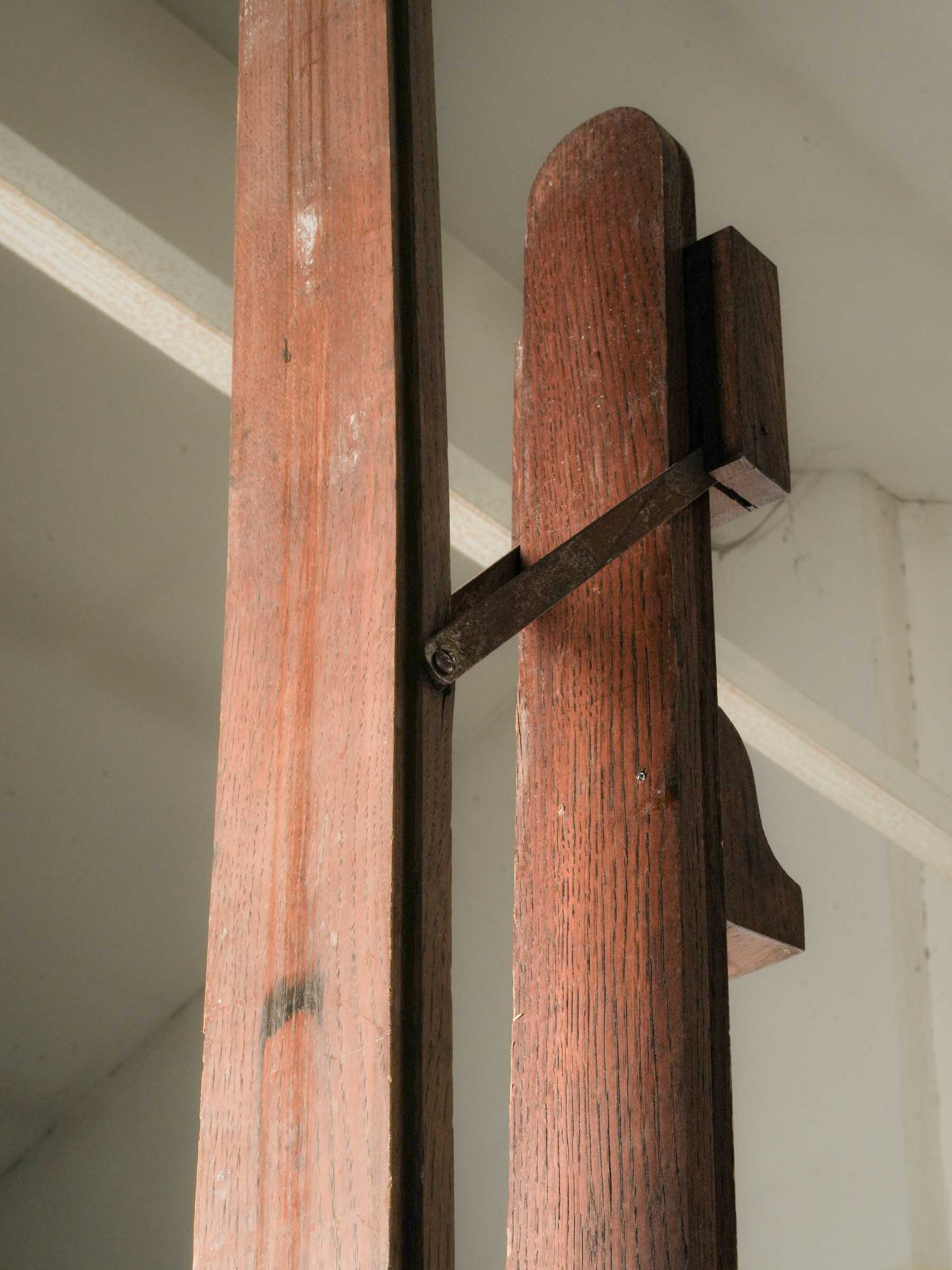 Elegant patina-finished painting easel  