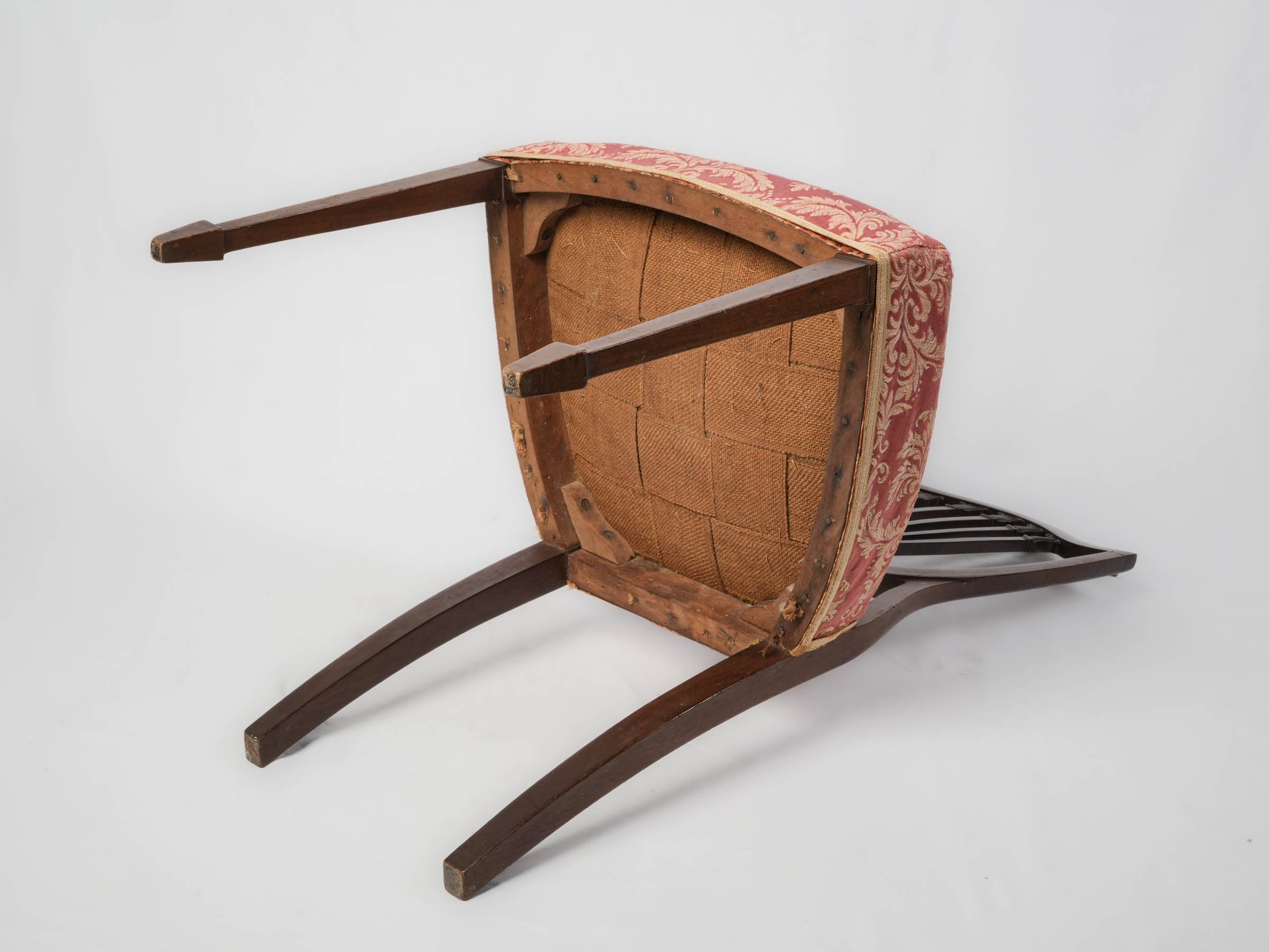Graceful lyre motif seating