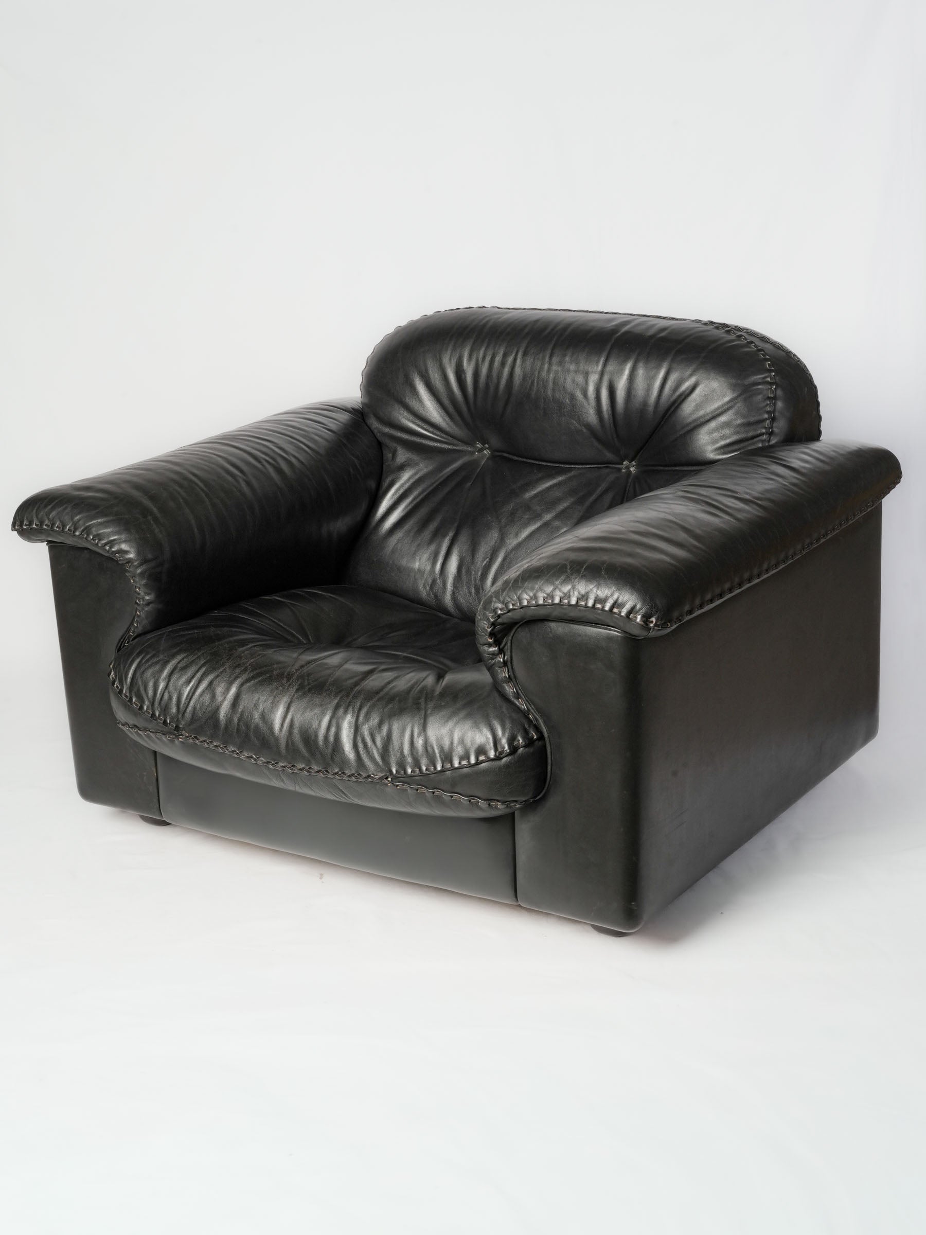 Swiss crafted extendable leather armchairs  