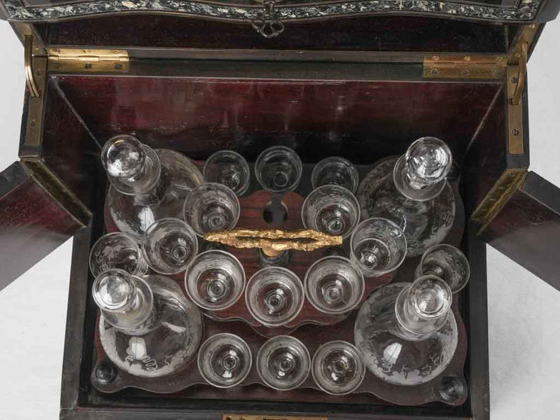 Authentic mixed-glass curio liqueur set