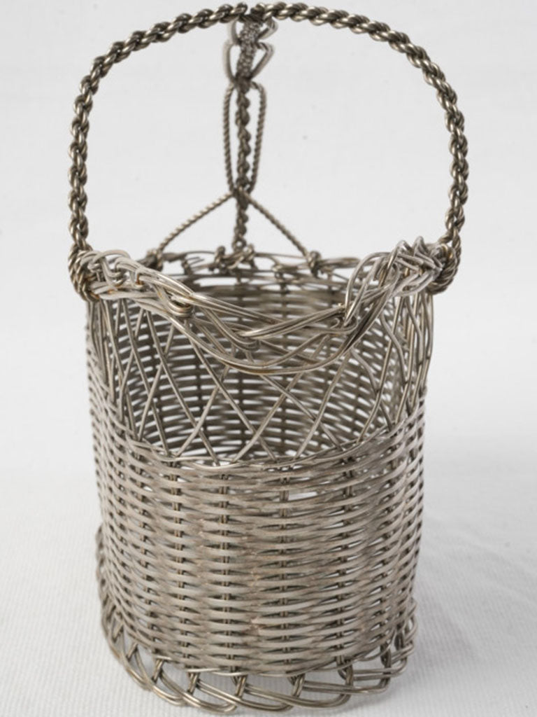 Traditional refined wine bottle basket