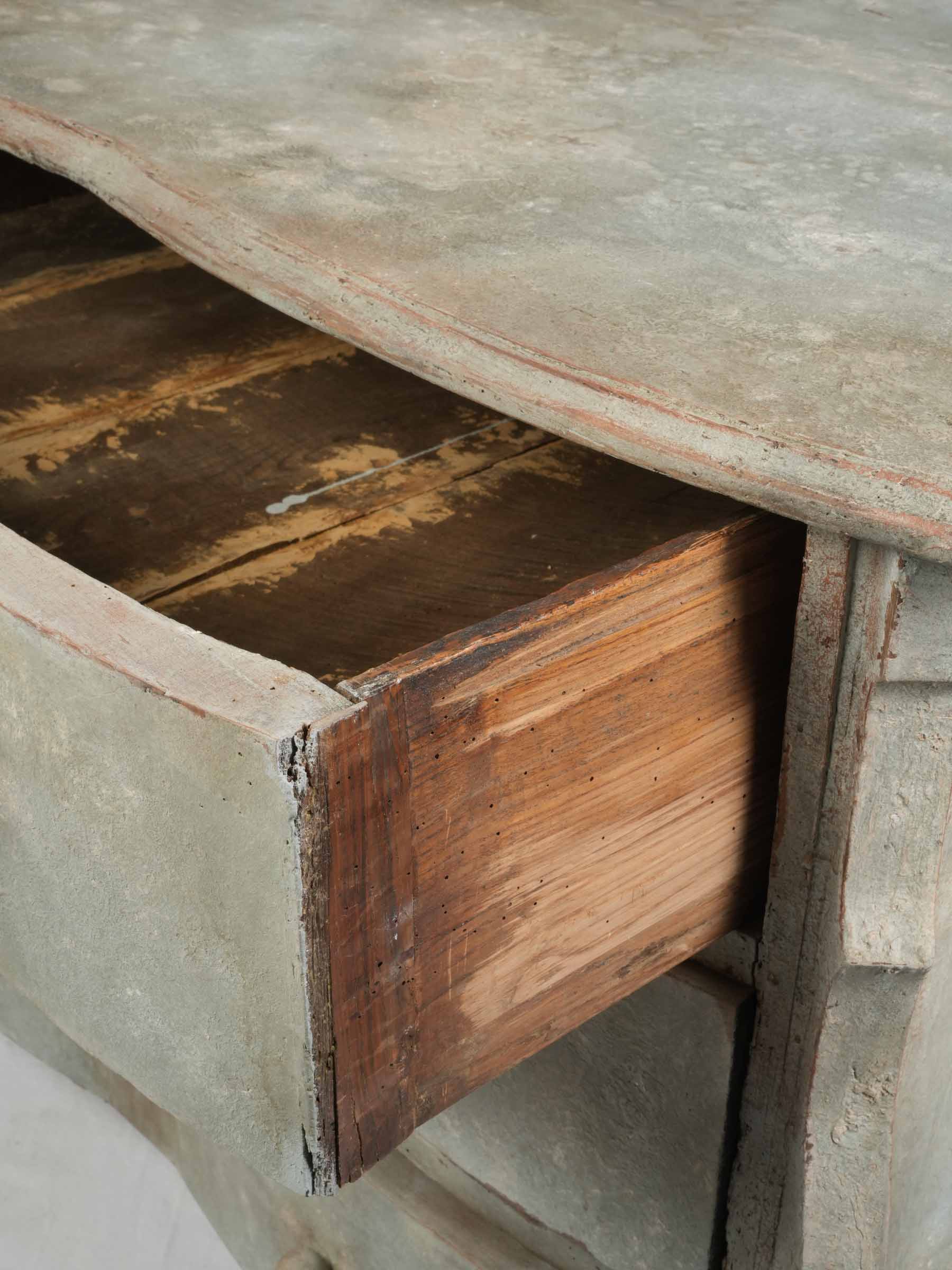 Refined country-style decorative furniture