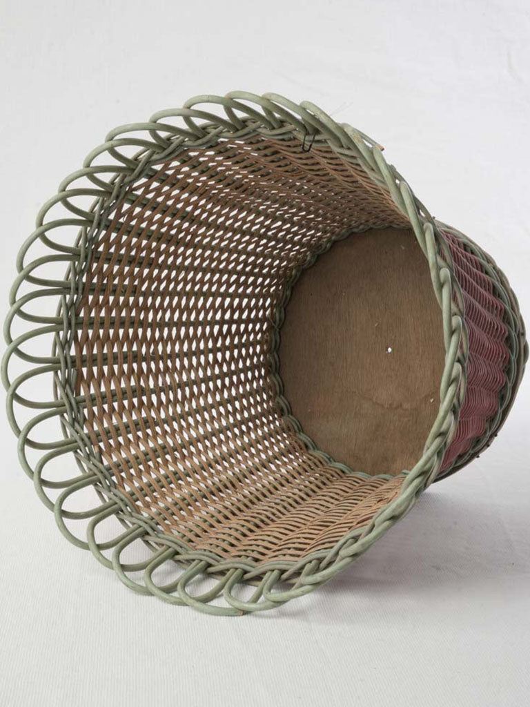 Textured looped gallery basket  