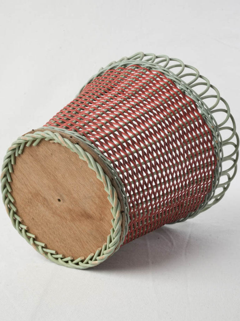 Sturdy tactile vintage wastebasket