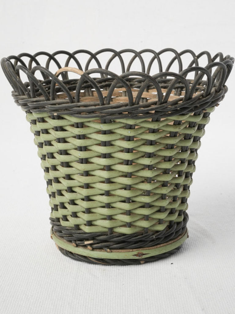 Gently flared tapering cachepot