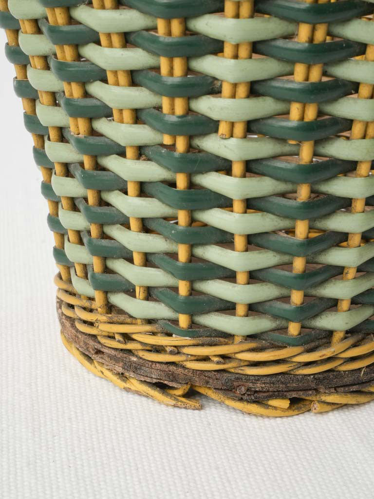 Graceful looped gallery pot