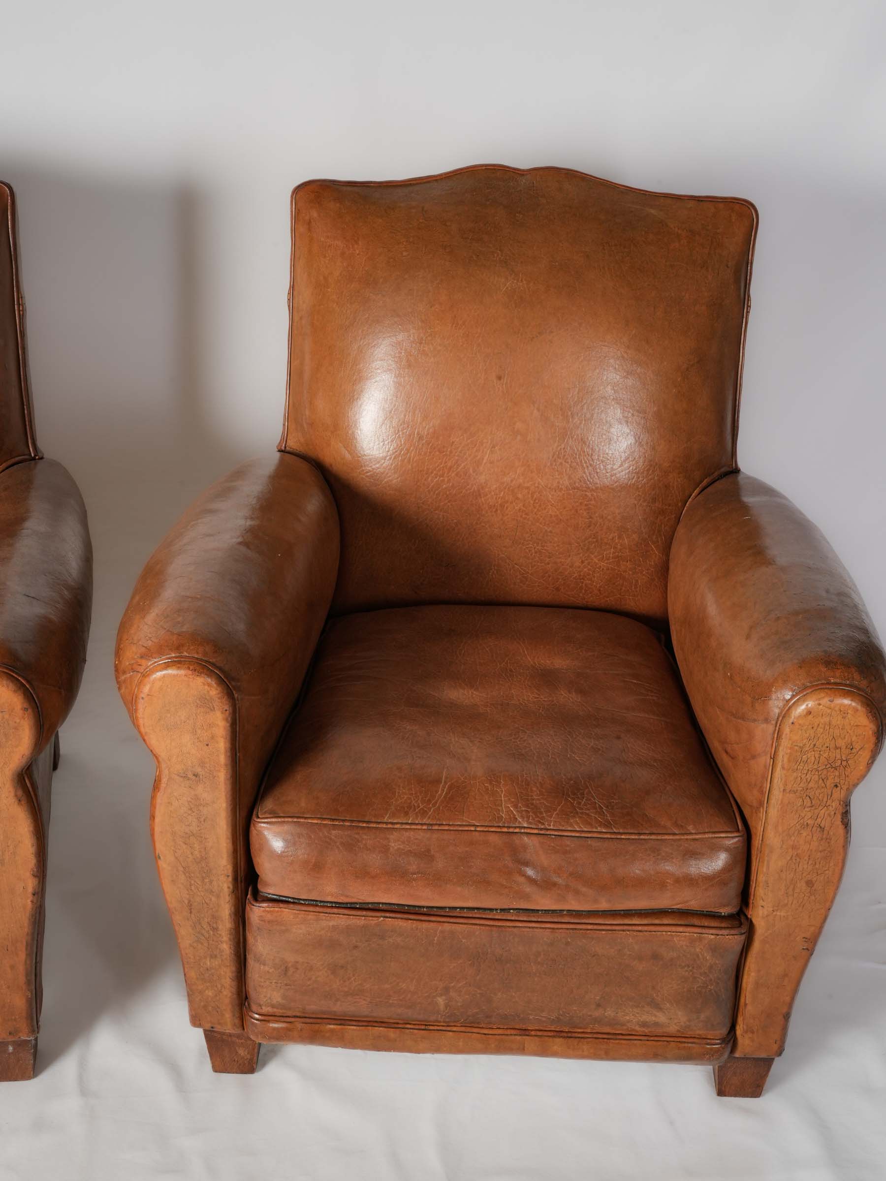 Comfortable cigar-arm club chairs  