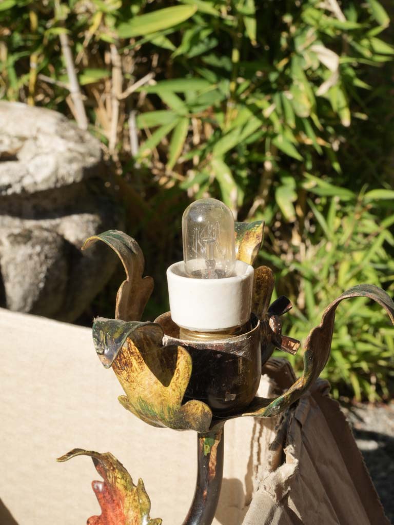 Serrated-leaf vintage wall sconce  