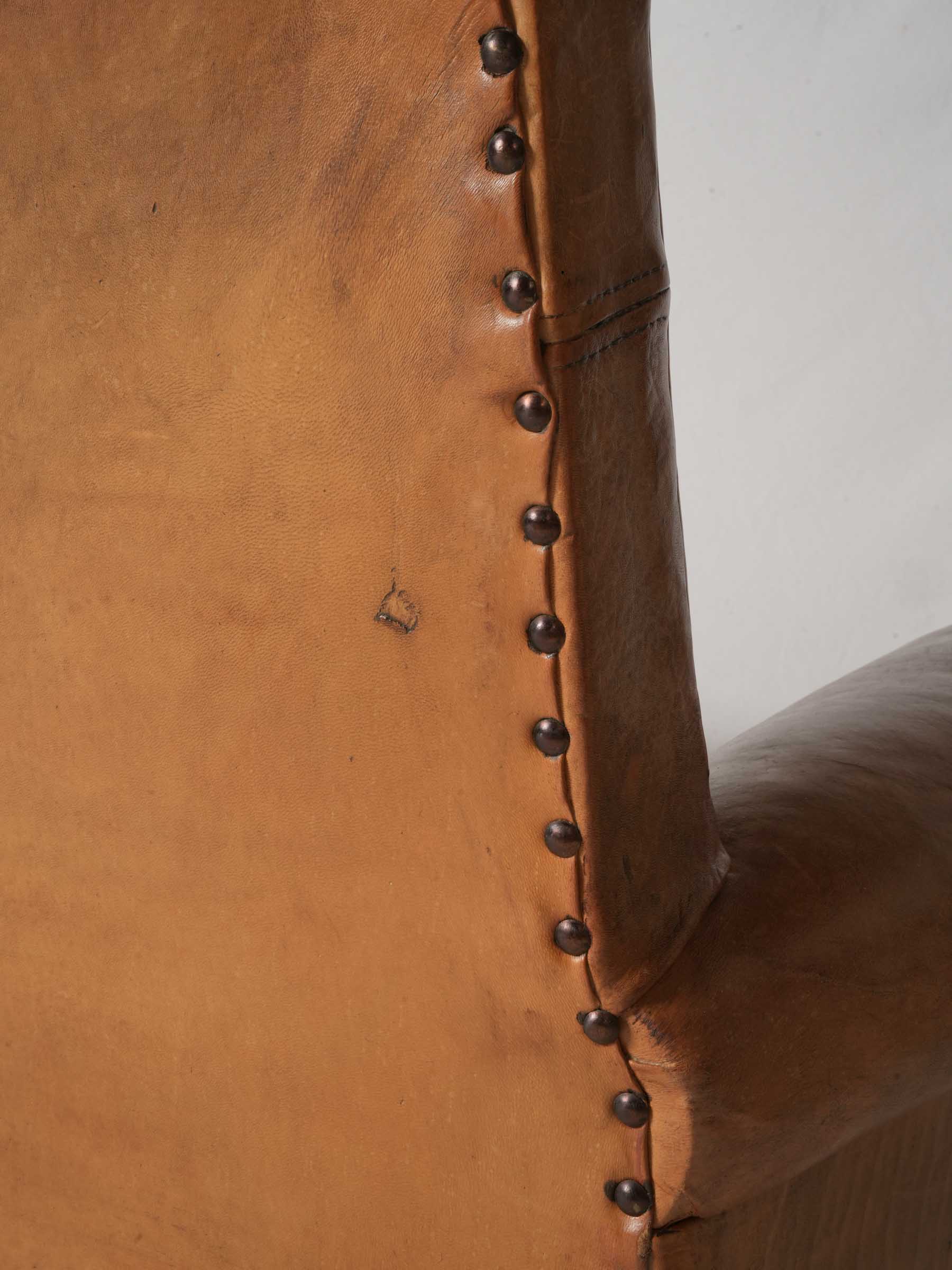 Cozy oak-compatible club chairs  
