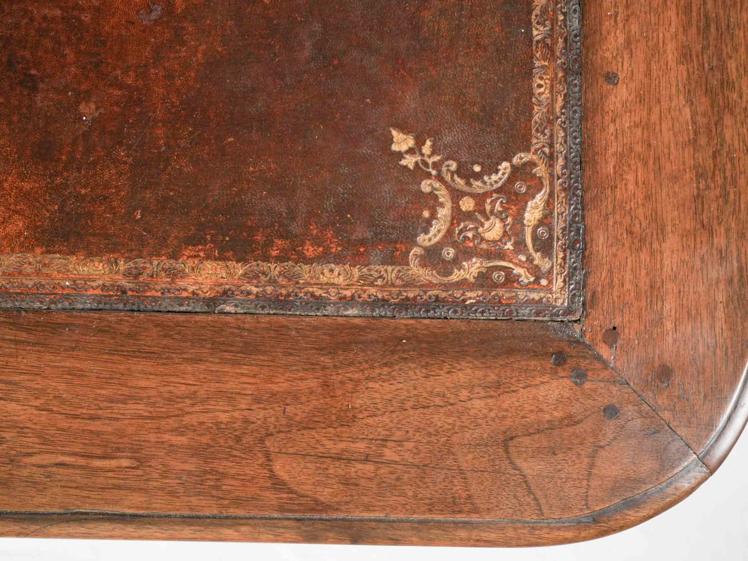 Elegant French Régence Walnut Desk with Marquetry Façade, Early 18th Century - 59"