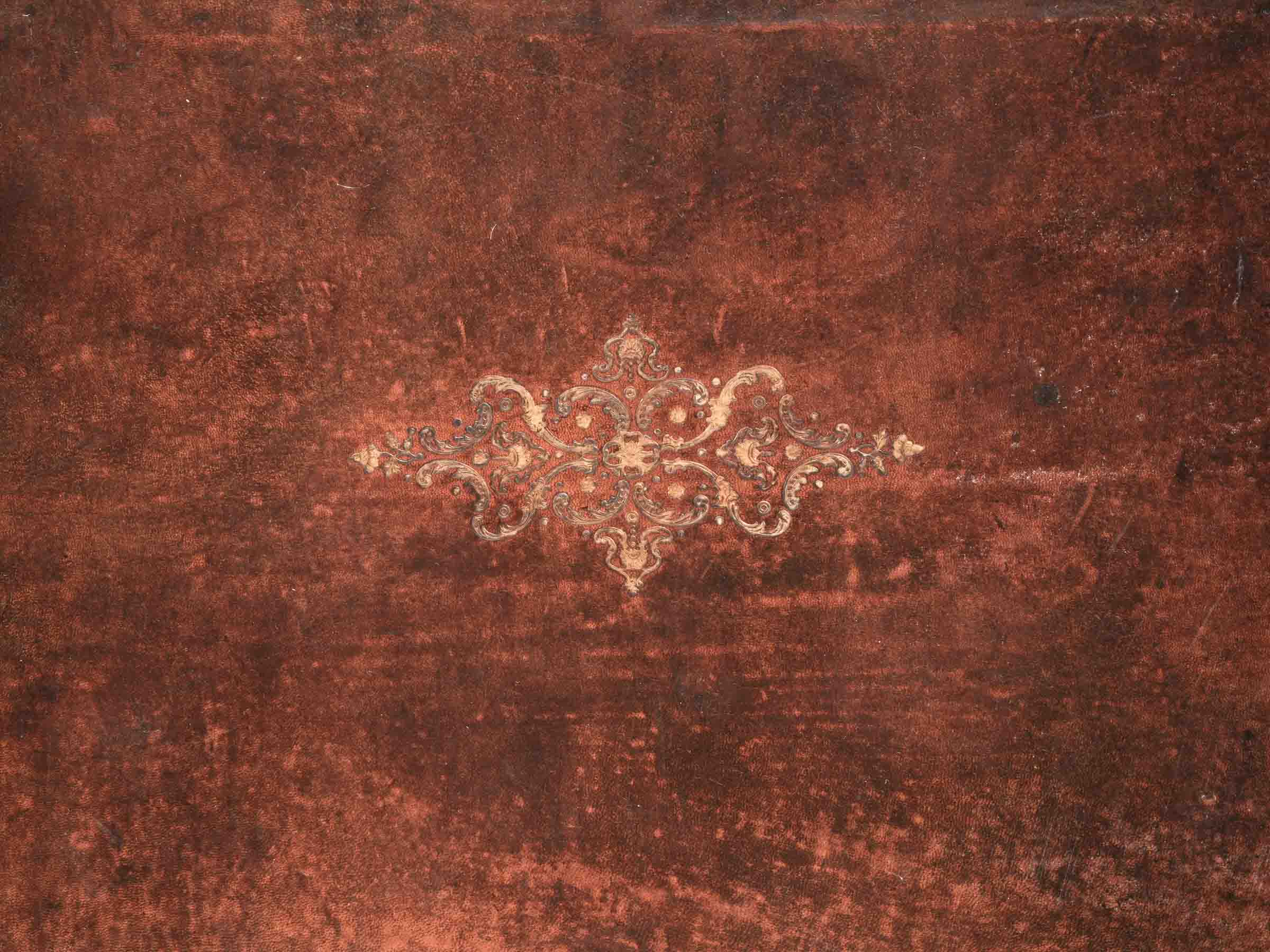 Elegant French Régence Walnut Desk with Marquetry Façade, Early 18th Century - 59"