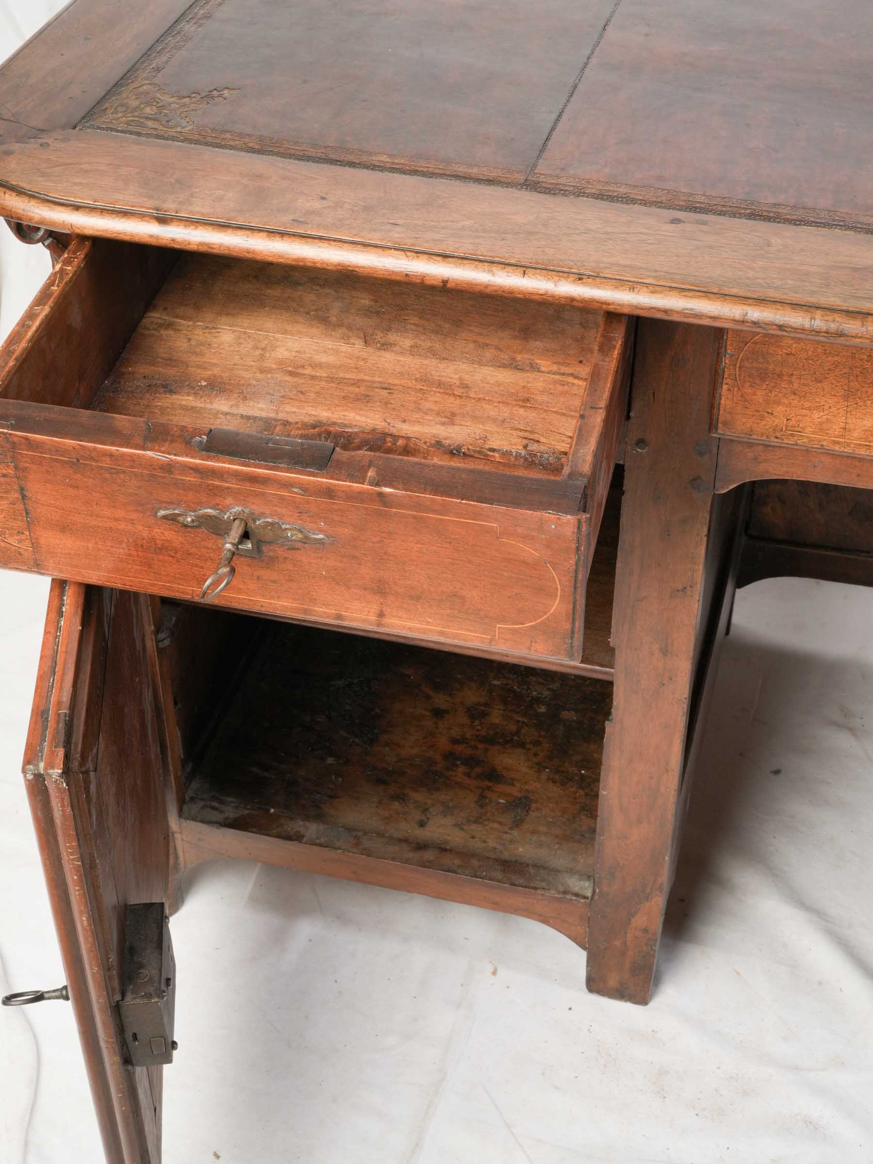 Elegant French Régence Walnut Desk with Marquetry Façade, Early 18th Century - 59"
