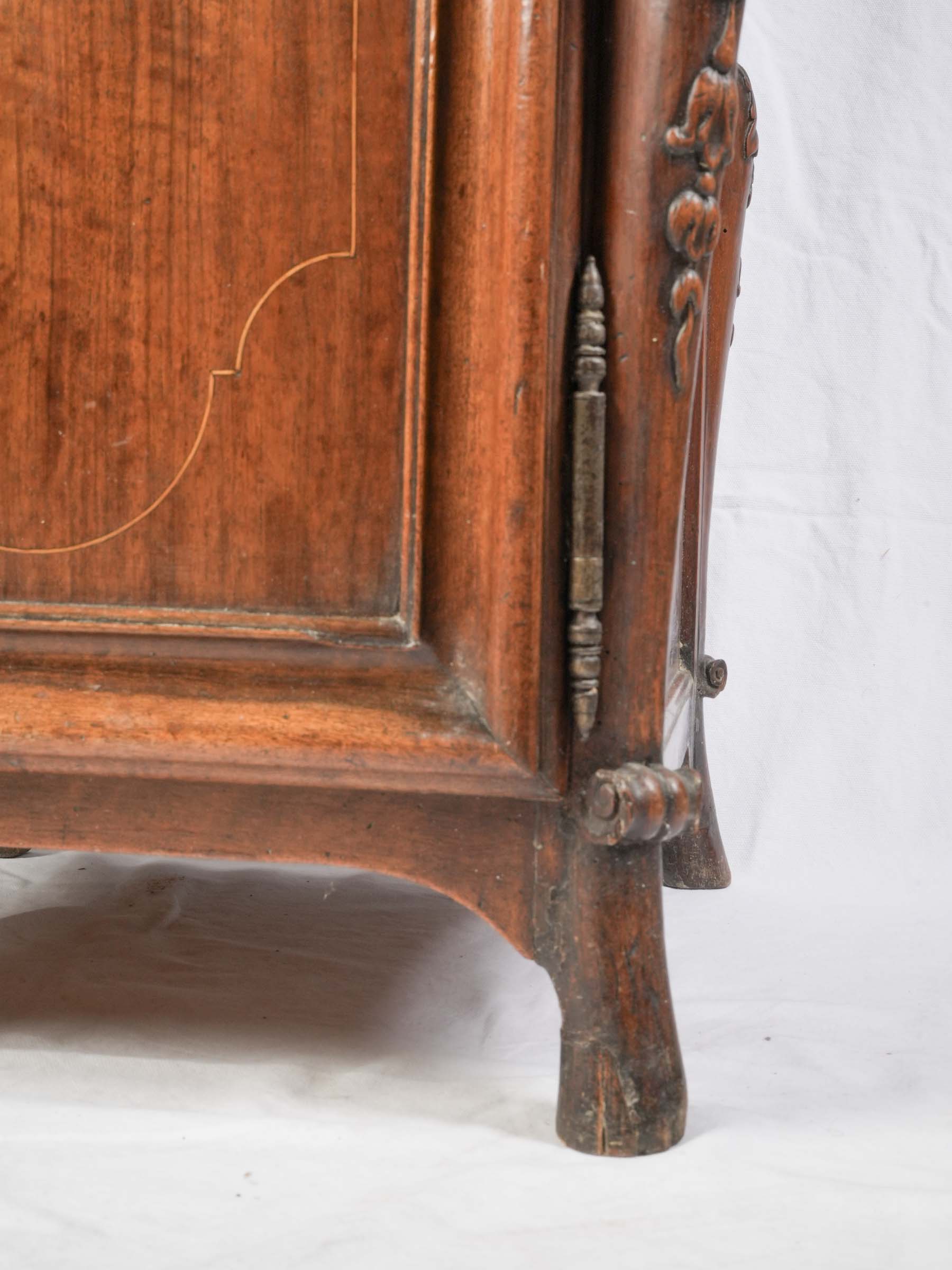 Elegant French Régence Walnut Desk with Marquetry Façade, Early 18th Century - 59"