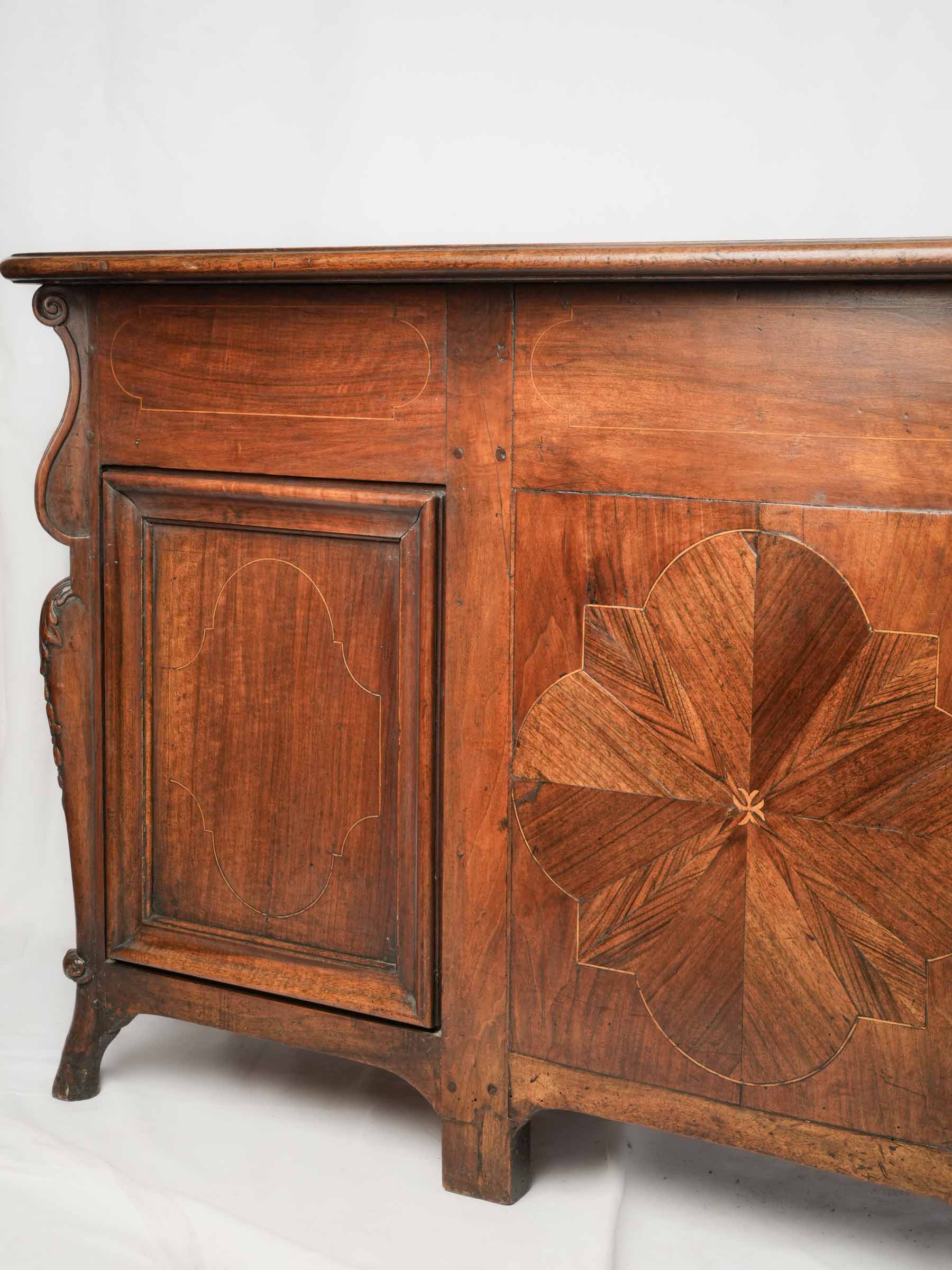 Elegant French Régence Walnut Desk with Marquetry Façade, Early 18th Century - 59"