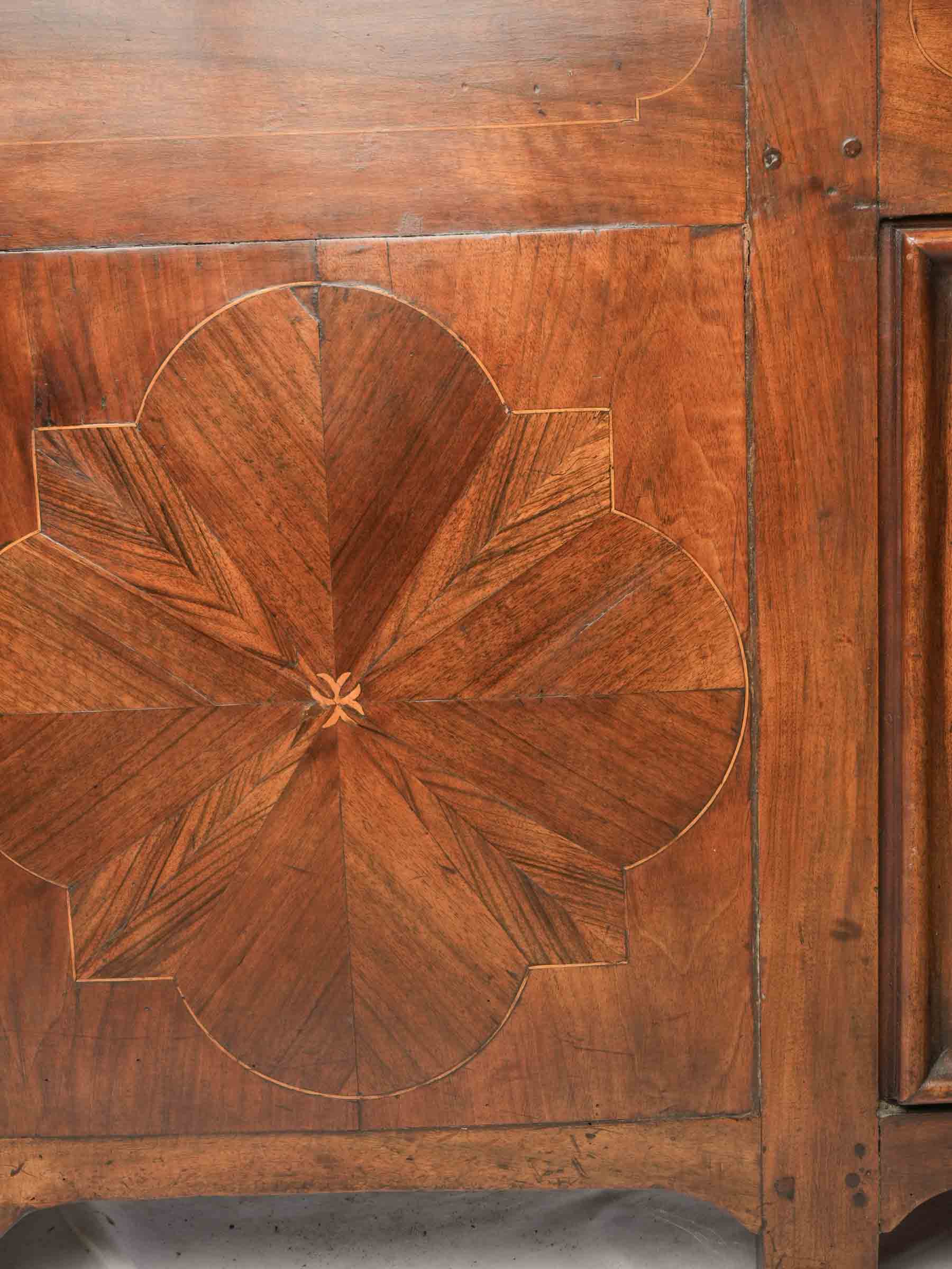 Elegant French Régence Walnut Desk with Marquetry Façade, Early 18th Century - 59"