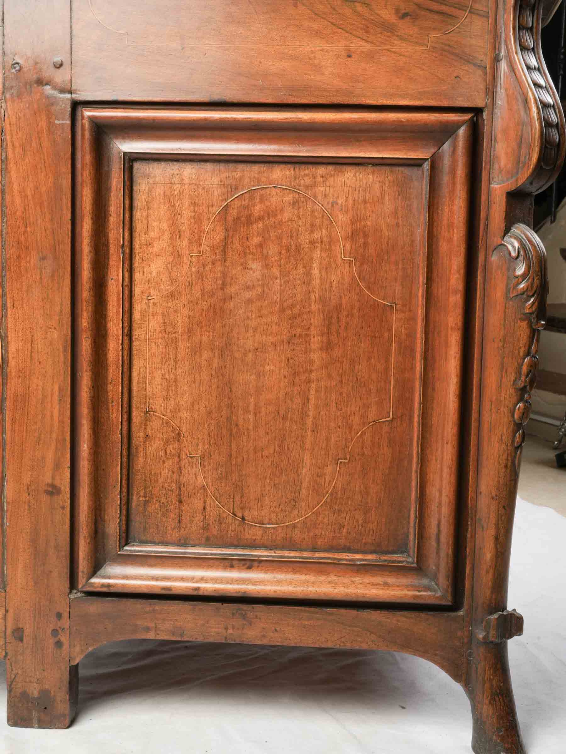 Elegant French Régence Walnut Desk with Marquetry Façade, Early 18th Century - 59"