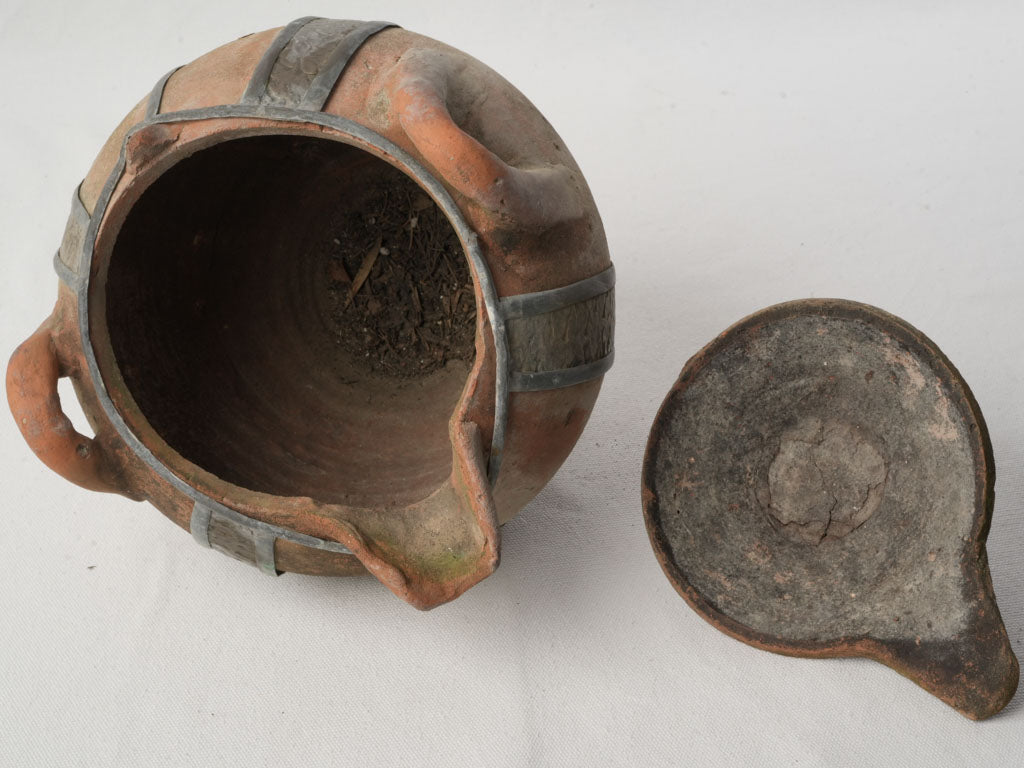 Distinctive button finial vessel  