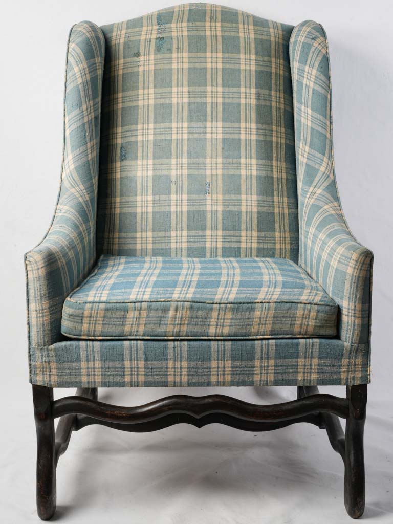 Weathered antique fauteuil à oreilles  