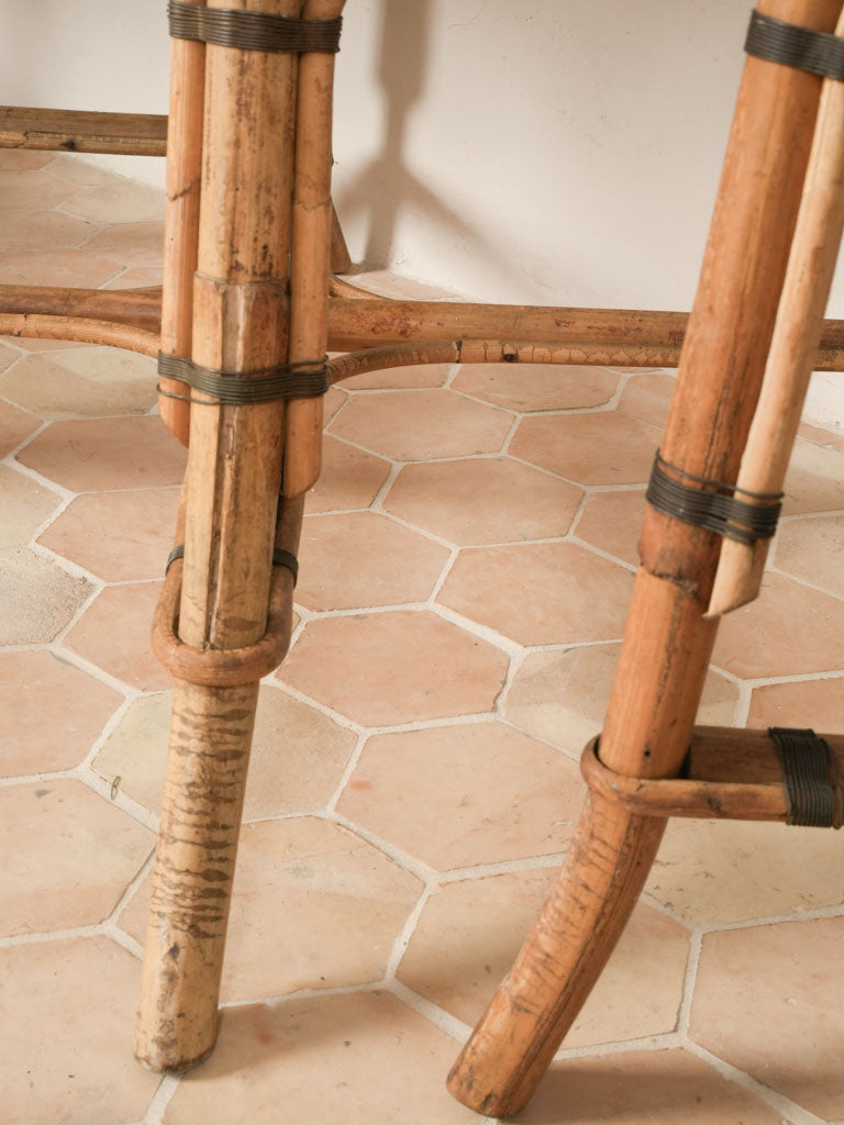 Timelessly delicate decorative element
