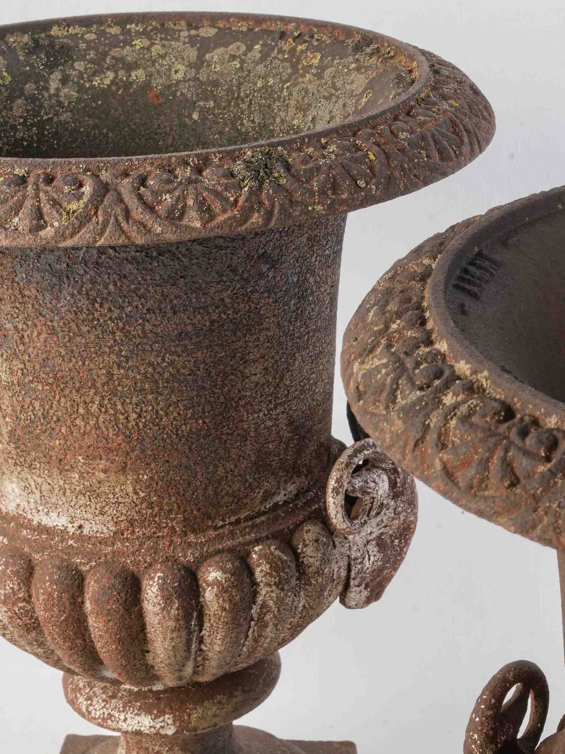 Delicate frieze rim cast iron  