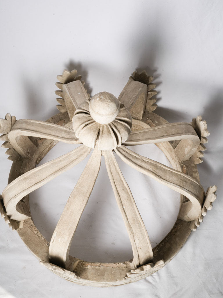 Chalky gray-white canopy crown