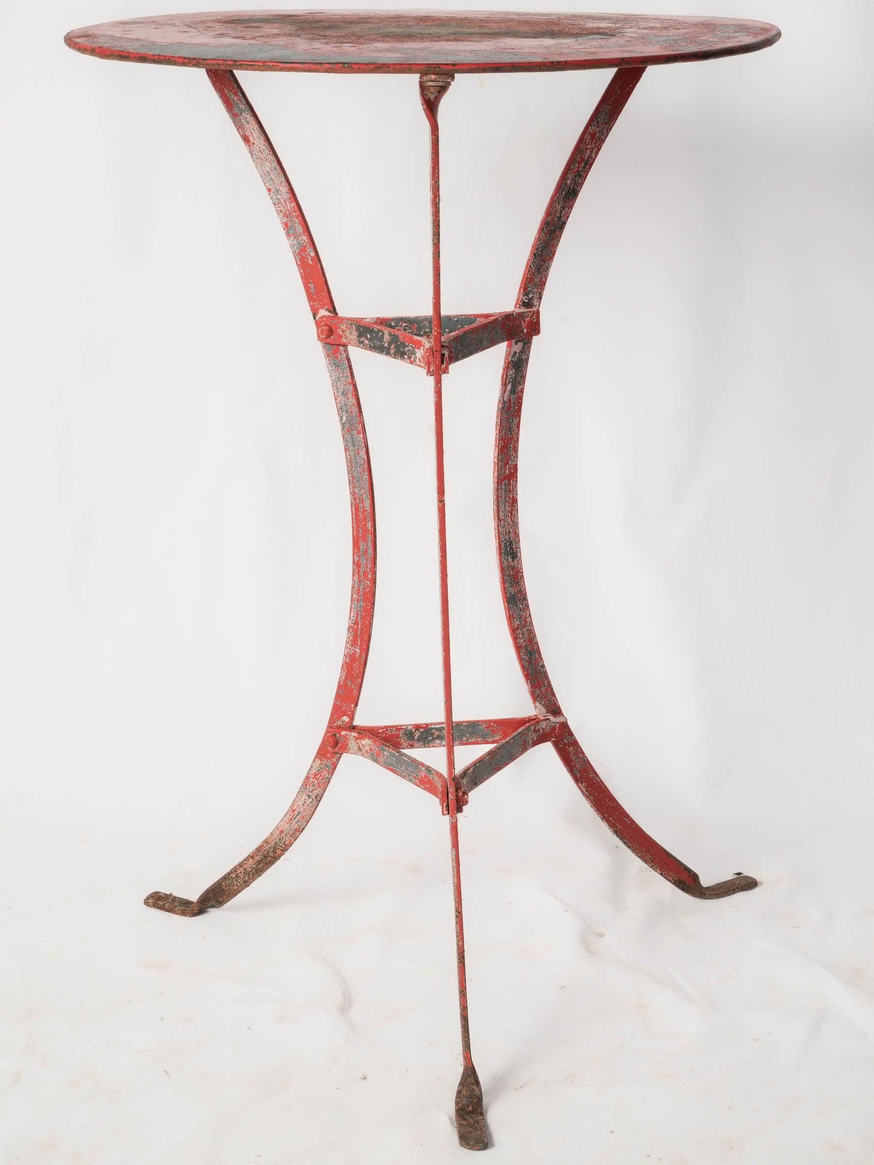 Elegant curved legged pedestal table