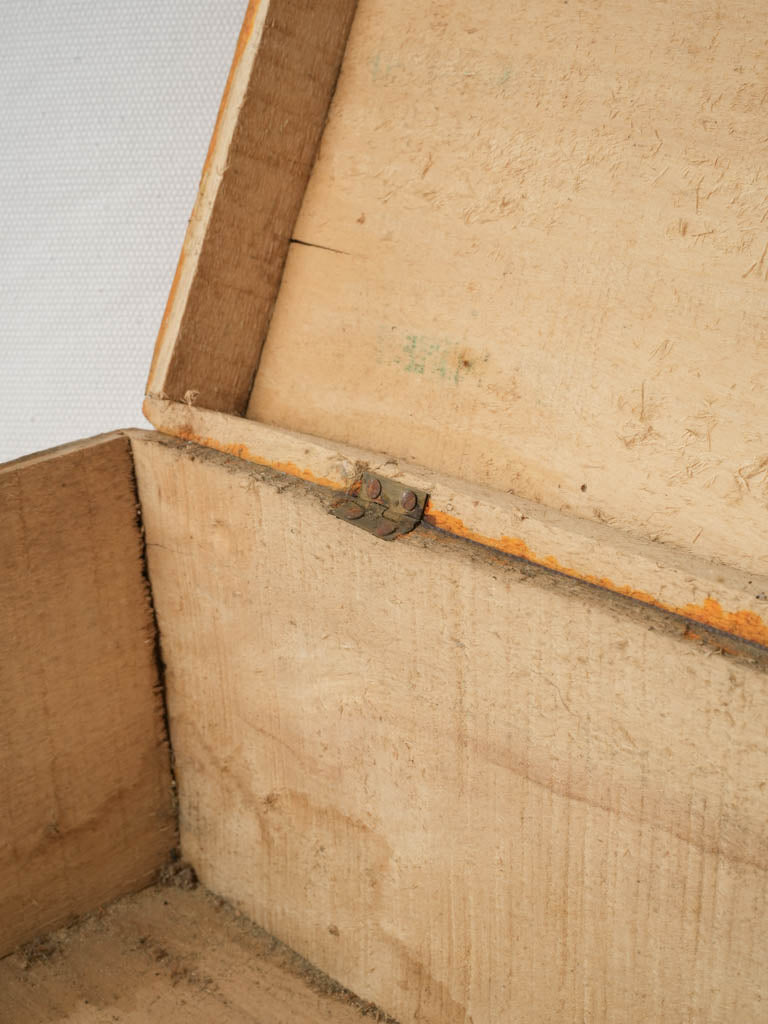 Simple wire clasp storage container  