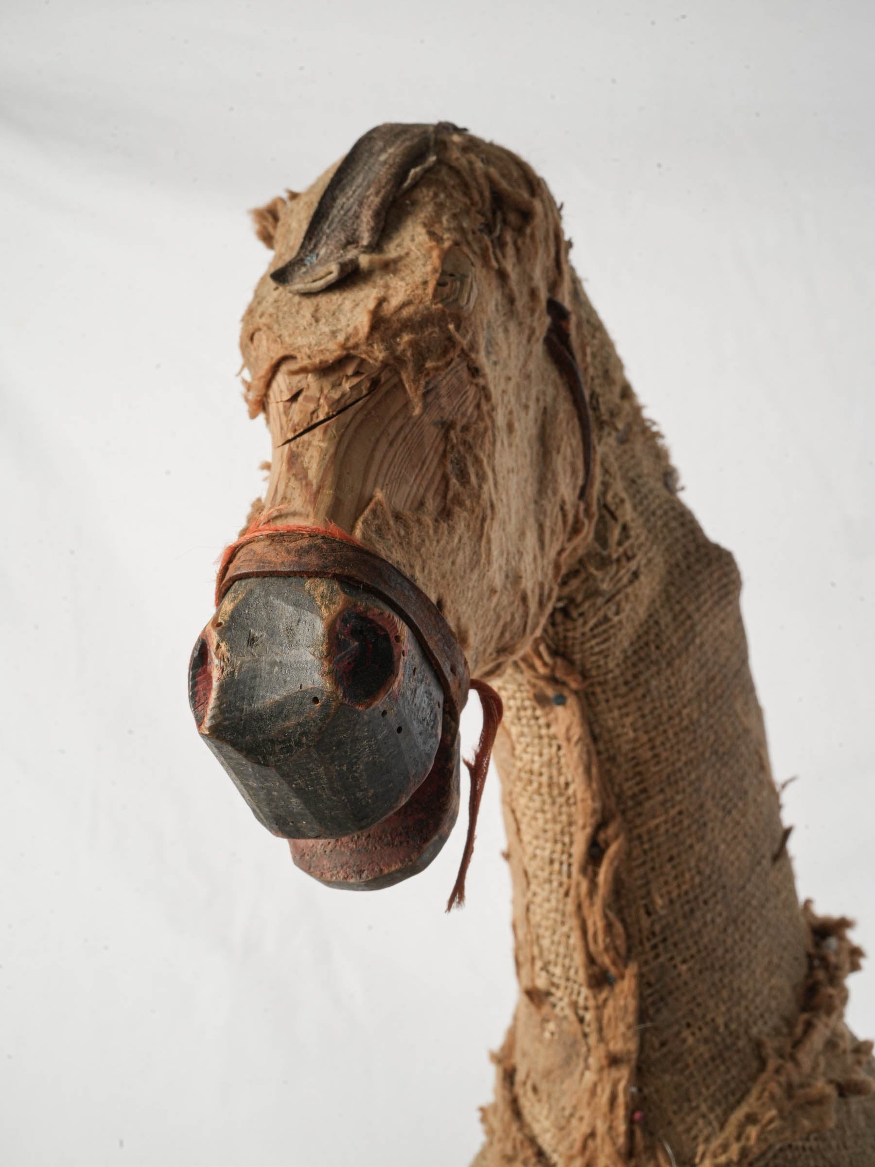 Poetic primitive style pull horse