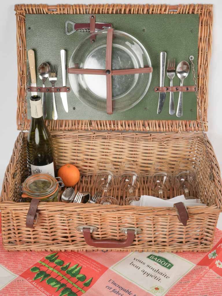 Classic and timeless picnic basket set